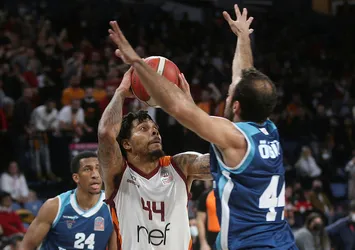 Galatasaray'dan koronavirüs açıklaması: Sahaya testi pozitif oyuncularla çıkmak zorunda kalacağız