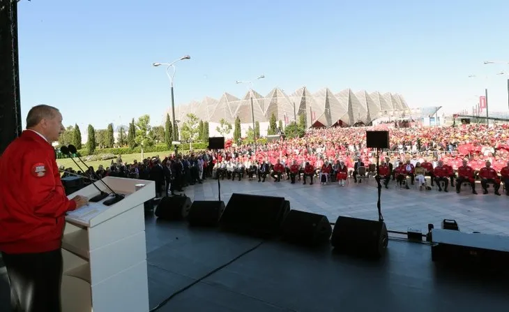 Bakü semalarında hilal ve yıldız! Teknofest'te nefesleri kesen gösteri