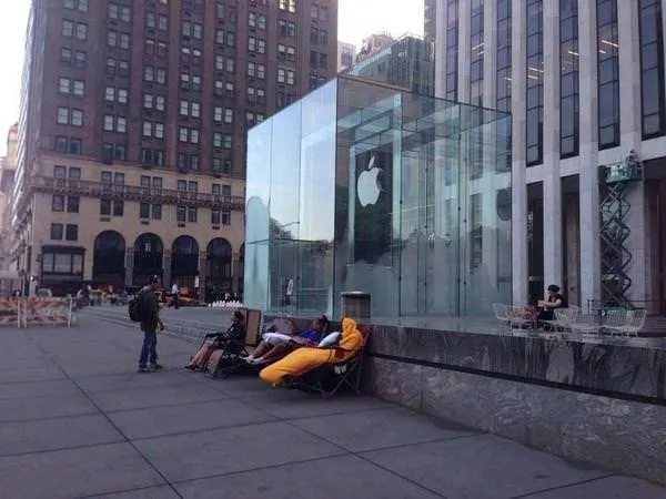 iPhone 6 uğruna sokakta sabahladılar
