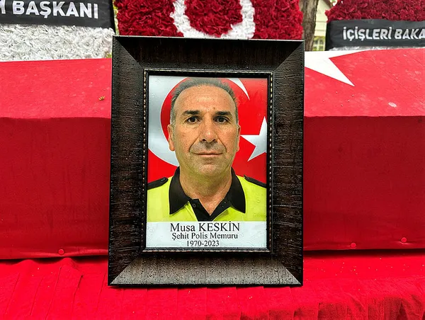 baskan-erdogandan-sehit-polis-musa-keskinin-ailesine-taziye-mesaji-1682003129799.jpg Başkan Erdoğan'dan şehit polis Musa Keskin'in ailesine taziye mesajı - 4