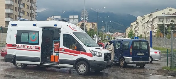 1687328425553.jpg Erzurum'da hasta taşıyan ambulans kaza yaptı! - 4