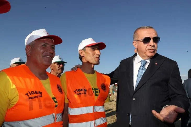 Başkan Erdoğan yerli elektrikli traktörü kullandı