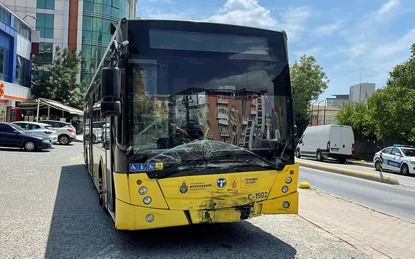 İstanbul Kadıköy'de İETT otobüsü kaza yaptı! 3 kişi yaralandı - 1