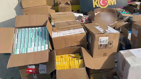 Adana'da akılalmaz olay! Devlet hastanelerine ait 35 bin kutu ilaç bakkaldan çıktı - 1