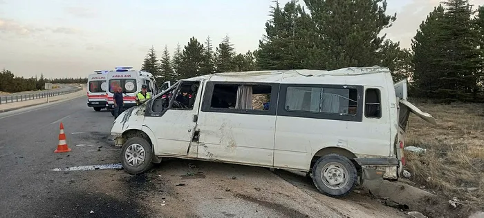 Tarım işçilerini taşıyan minibüs devrildi: 1'i çocuk 2 ölü 13 yaralı - 1