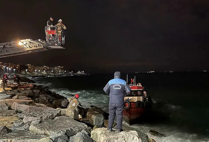 Son dakika: İstanbul'da panik: Kadıköy'de Engin Kaptan 3 isimli balıkçı teknesi karaya oturdu - 1