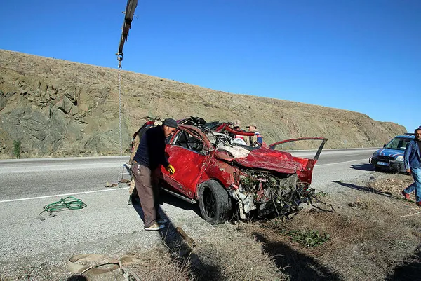Sivas'ta otomobil devrildi: 3 ölü, 5 yaralı - 1