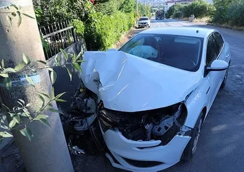 Elazığ'da kontrolden çıkan araç beton direğe çarptı: 2 yaralı
