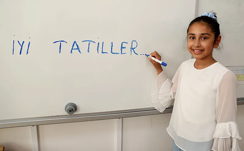 karneler-bugun-saat-kacta-verilecek-2026-meb-e-karne-ekrani-acildi-mi-1782457697983.jpeg Karne heyecanının ardından öğrenciler için yaklaşık üç ay sürecek yaz tatili dönemi başlıyor. (Foto: AA)
