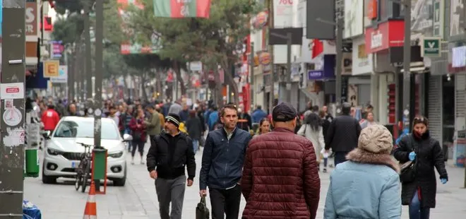 İzmirliler koronavirüse rağmen sokakları boş bırakmadı