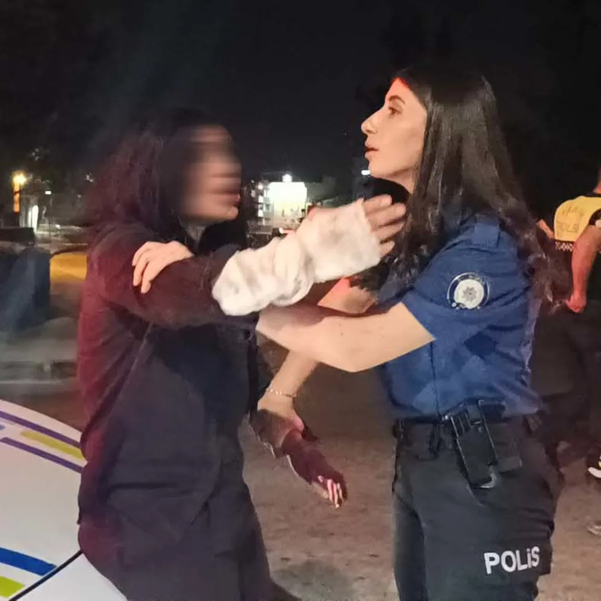 Osmangazi'de ters yönde giden sürücü polisi hedef aldı! Gazetecilere tükürüp polis aracına da saldırdı
