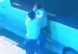 Sokak ortasında iki kadını darp etti
