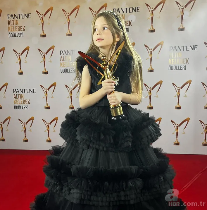 Bir Küçük Gün Işığı’nın minik yıldızı Azra Aksu’ya bir ödül daha! ‘En iyi’ seçildi 6