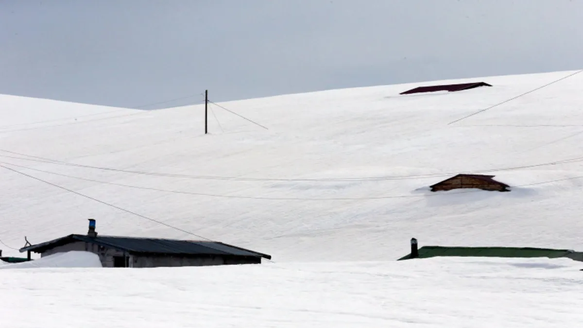 Ardahan'da yayla evleri ilkbaharda kara gömüldü!
