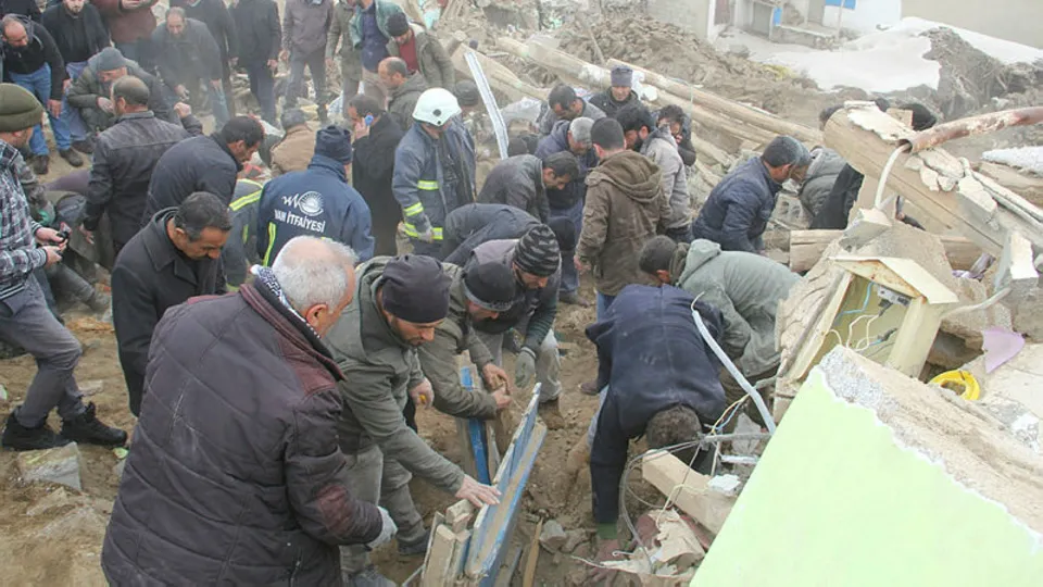 Son dakika: İran’daki 5,9’luk deprem Van’ı da vurdu! Enkazda kalan bir çocuk kurtarıldı| Video