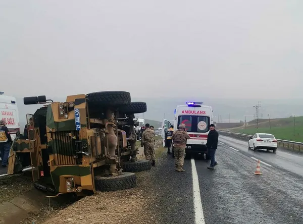1672055140913.jpg Son dakika! Diyarbakır'da askeri araç devrildi: 6 yaralı - 2