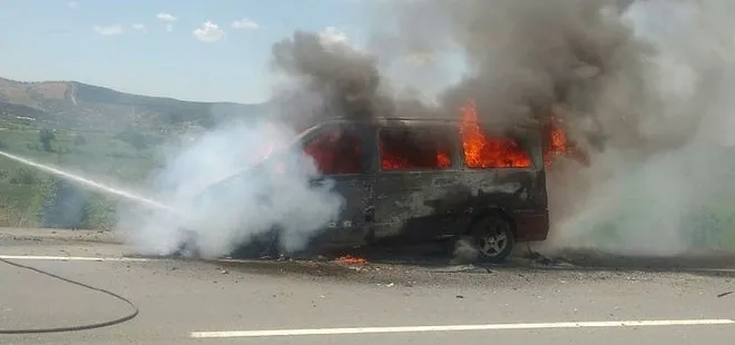 Şoförün dikkati faciayı önledi! İşçileri taşıyan minibüs alev alev yandı