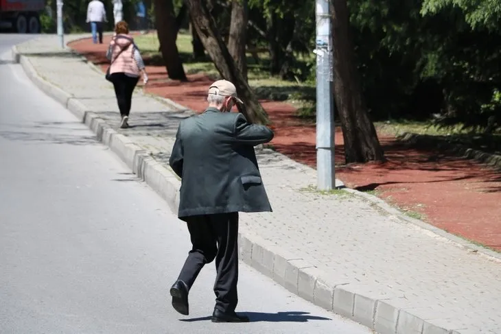 65 yaş üstü vatandaşlar 50 gün sonra sokakta! İşte o görüntüler