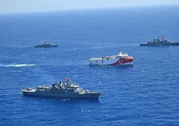 Yunanistan'da gündem Türkiye! Mavi Vatan'daki 5 savaş gemisini manşetten verdiler