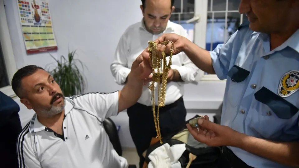 Mersin'de yaşlı kadın belediye otobüsünde "servet" unuttu