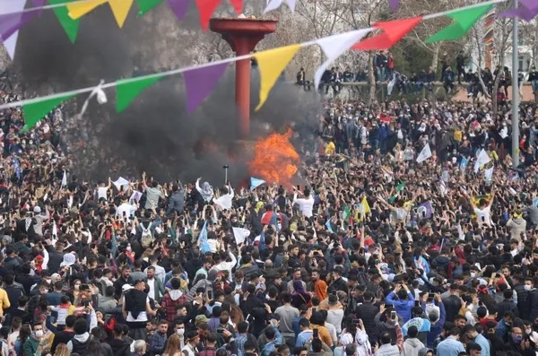 HDP’nin Diyarbakır’daki nevruz etkinliğinde terör örgütü PKK propagandası yapıldı!