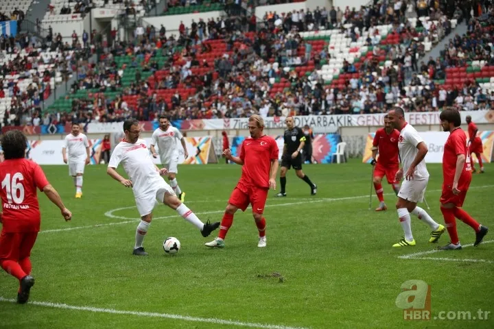 Başkan Erdoğan ünlüler karması maçını başlattı 24