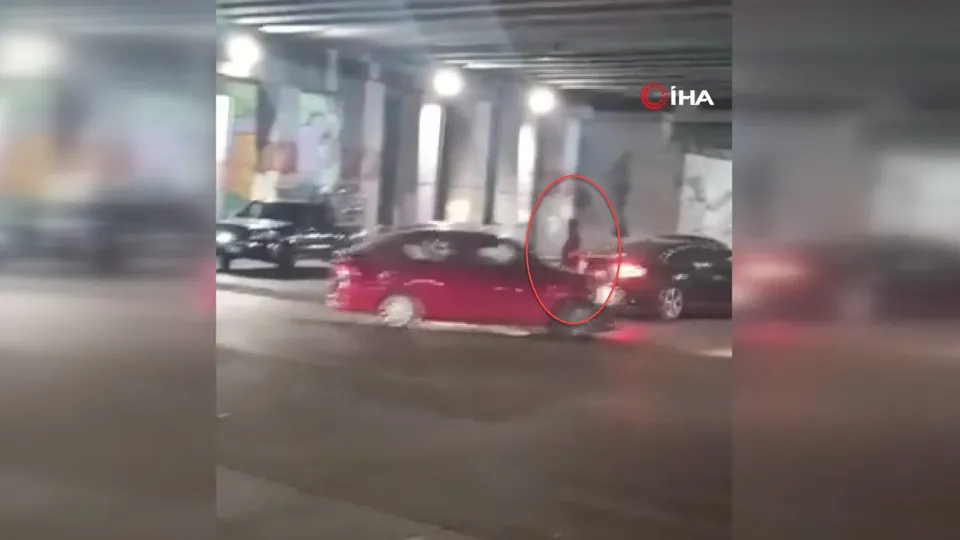 Trafikte akıllara durgunluk veren yol verme kavgası! Aracıyla iki kez çarptı… Metrelerce öteye böyle savruldu