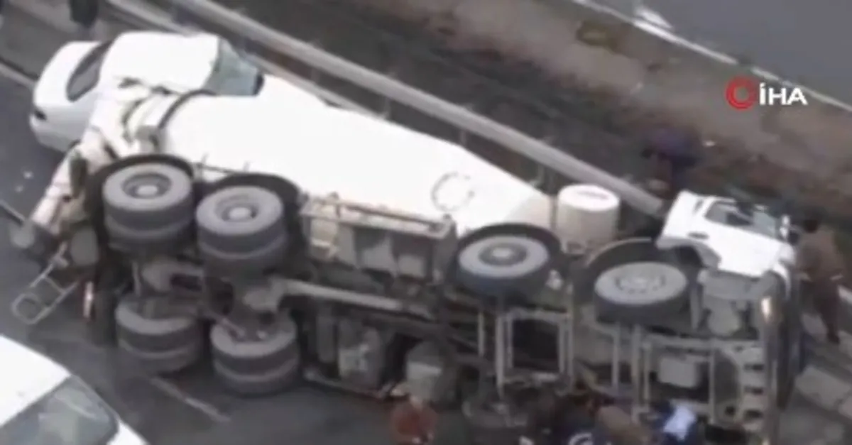 Son dakika: İstanbul Bağcılar'da beton mikseri bir aracın üzerine devrildi!