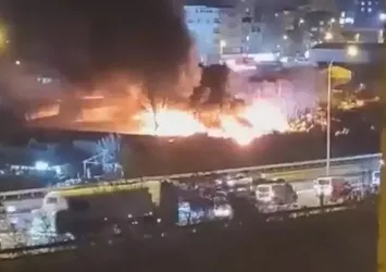 Avcılar'daki geri dönüşüm tesisinde yangın söndürüldü!