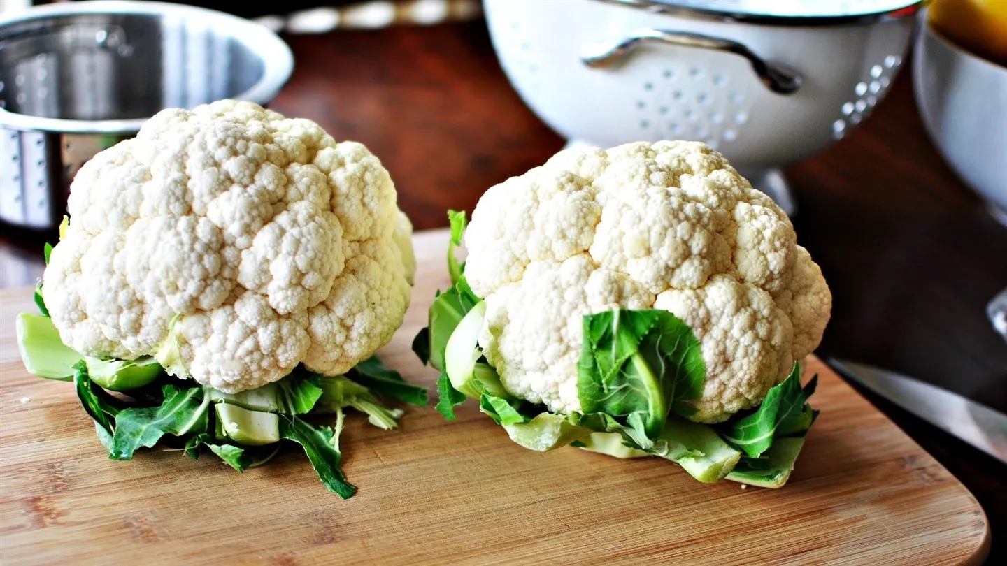 Цветная капуста при грудном вскармливании. Можно ли цветную капусту при грудном. Цветная капуста полезные свойства. Можно ли цветную капусту при грудном. Кочан цветной капусты.