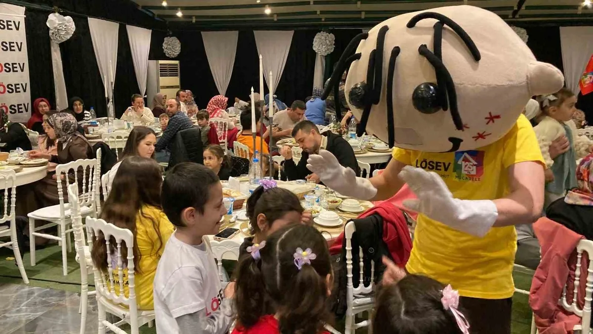 Onkoloji hastası çocuklarla anlamlı iftar yemeği