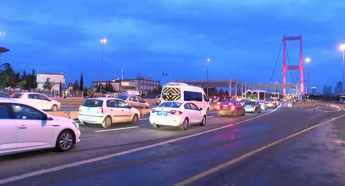 15 Temmuz Şehitler Köprüsü girişindeki kaza trafik yoğunluğu oluşturdu - 2