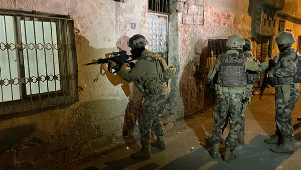 Mersin'de terör operasyonu! 2 şüpheli yakalandı - 1