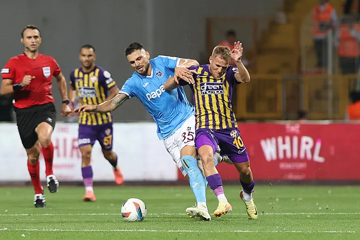 canli-anlatim-eyupspor-trabzonspor-macinda-ilk-duduk-caldi-1725211798204.jpg İstanbul'da sessiz gece: Eyüpspor - Trabzonspor maçında gol sesi çıkmadı - 1