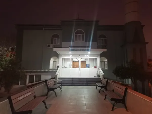 1679896785953.jpg Cami kapısına siper oldu cemaati içeriye sokmadı! O anlar kamerada - 1