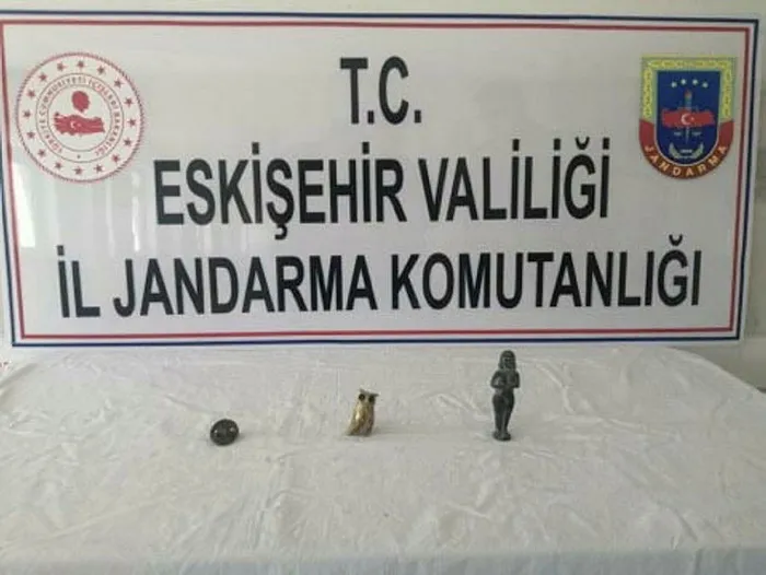Roma dönemine ait kadın heykeli ele geçirildi - 1