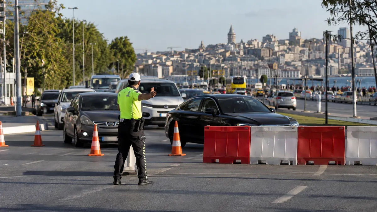 Fatih’te koşu parkuru üzerindeki bazı yollar araç trafiğine kapatıldı.