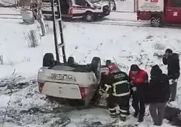 Amasya'da kaza! Otomobil şarampole devrildi: 3 yaralı