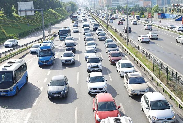 Son dakika: İstanbul'da kısıtlamalar sona erdi! Normalleşmenin ilk gününde toplu ulaşımda ve trafikte yoğunluk yaşandı - 6