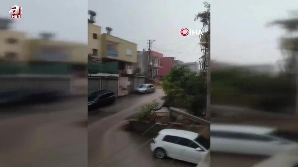 Kısa süreli yağmur yolları nehre çevirdi