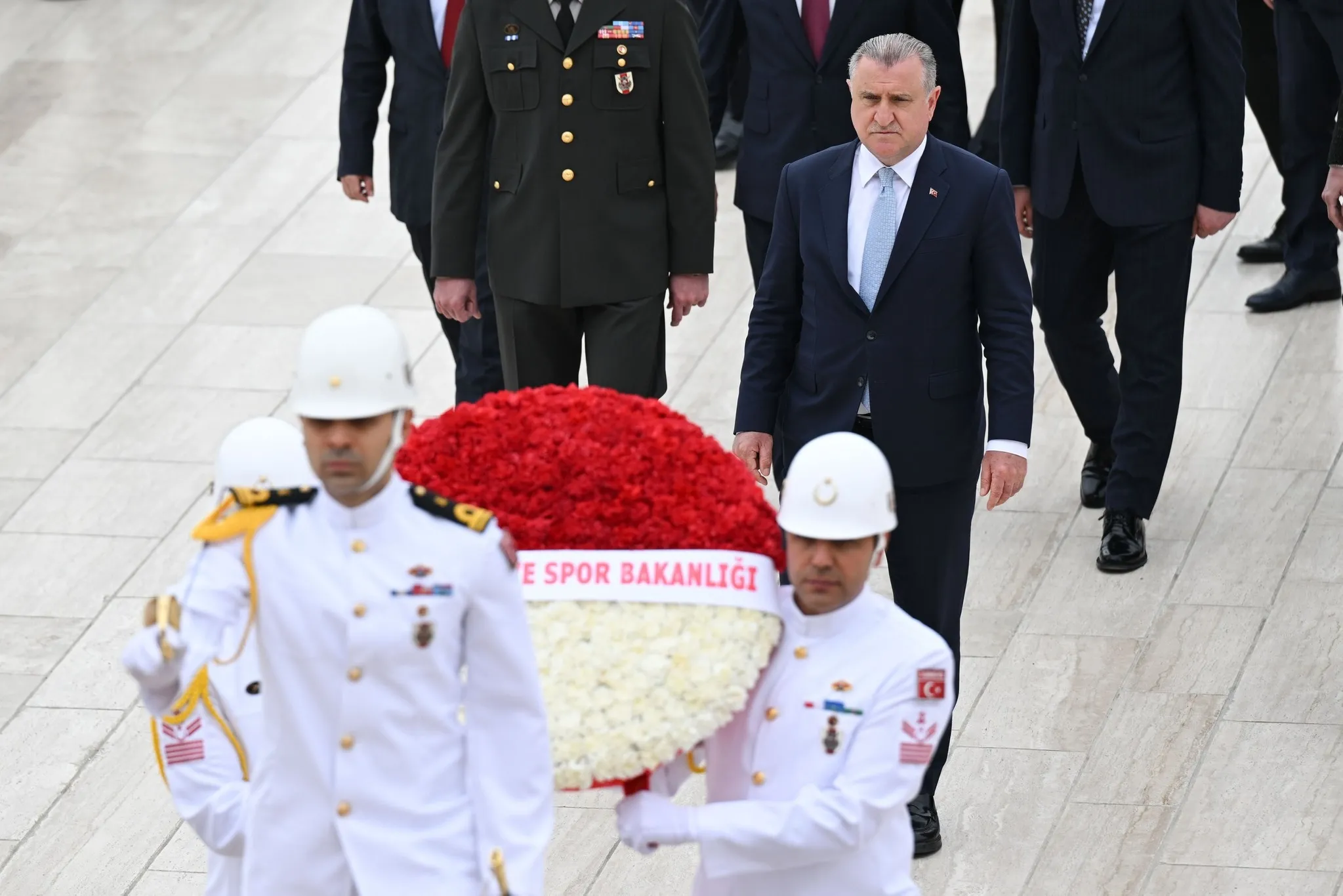 Gençlik ve Spor Bakanı Osman Aşkın Bak ve heyet Anıtkabir’i ziyaret etti