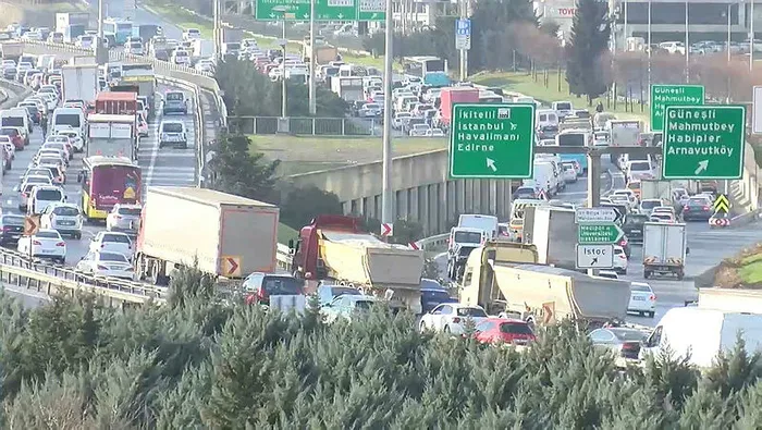 Son dakika: Hafta sonu kısıtlaması öncesi İstanbul'da trafik kilit! Eminönü'nde korkutan yoğunluk - 1
