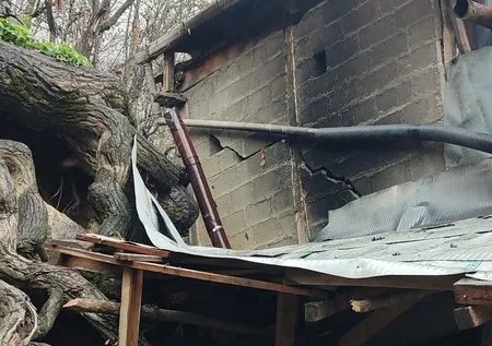 Erzurum’da korku 60 haneyi göçe zorladı! En ufak bir sarsıntıda tüm mahalleye yıkılacak