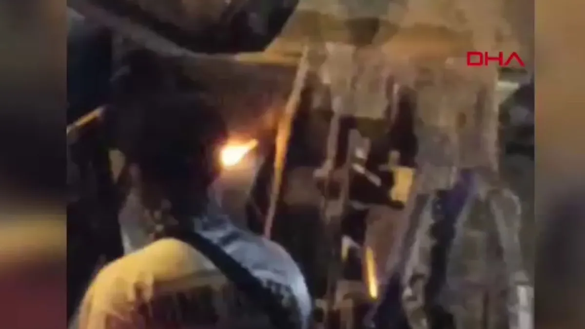 Hatay'da feci kaza: Aydınlatma direğine çarpan araçta 4 kişi yaralandı