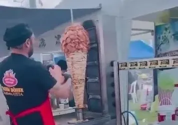 Karnavalda tavuk döner skandalı! Yine pişmiş ete çiğ et karıştırdılar! Yer: Adana