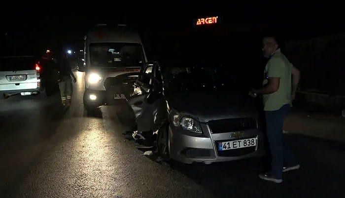 İstanbul Arnavutköy'de feci kaza: 2 otomobilin çarpıştığı kazada anne ve 2 oğlu yaralandı - 3