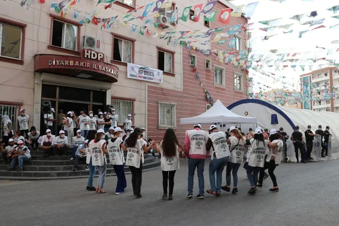 HDP'li gruptan Diyarbakır annelerine hakaret gibi etkinlik - 1