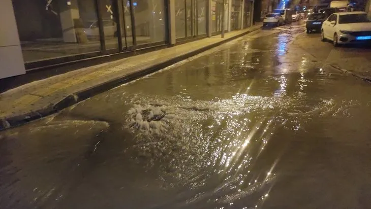Sağanak yağış hayatı felç etti! Cadde ve sokaklar göle döndü! İşte o görüntüler