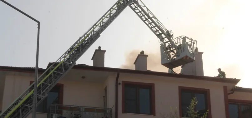 Konya'da 5 katlı binanın çatısında yangın