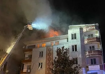 Son dakika: Sultanbeyli'de korkutan çatı yangını
